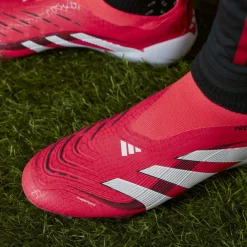 Predator Elite Laceless Firm Ground Football Boots